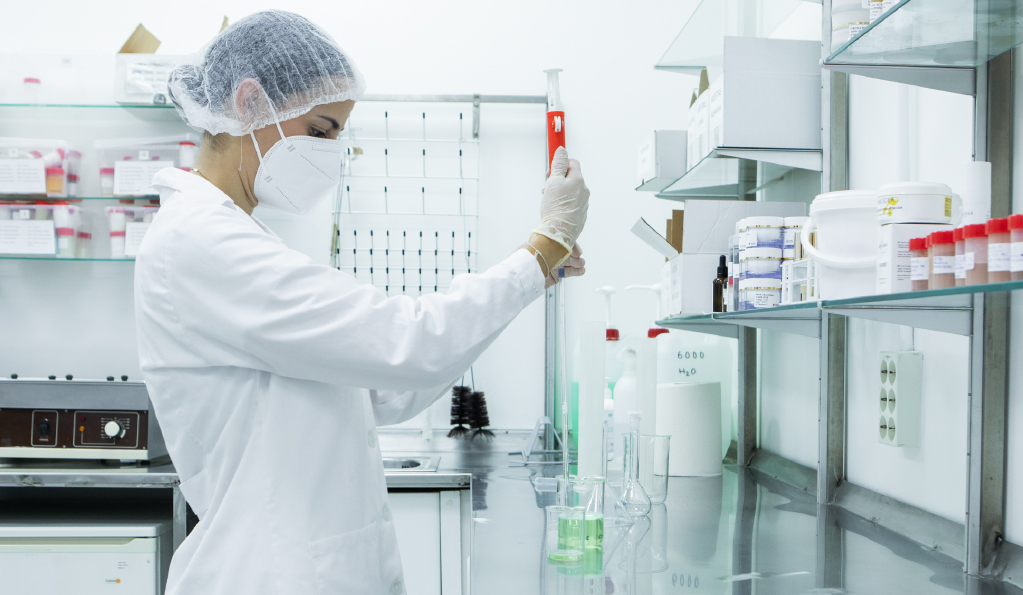 Visión como fabricantes de cosméticos Nuestra Visión como fabricantes de cosméticos es que perseguimos la INNOVACIÓN, en términos de Calidad, Seguridad y Eficacia. Buscamos continuamente la satisfacción de nuestros Clientes, a través de los productos que fabricamos.